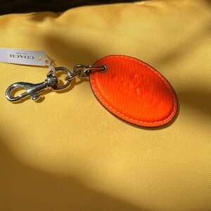 Coach Signature Leather Oval Orange Neón Fob